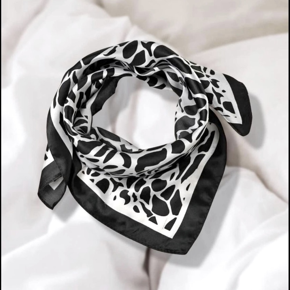 Black and white printed bandana/scarf